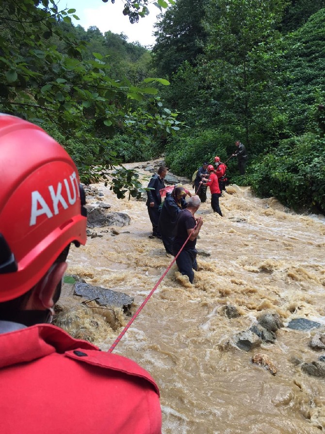 cay-toplamak-isterken-mahsur-kalan-7-kisi-akut-ekipleri-tarafindan-kurtarildi-(4).jpg