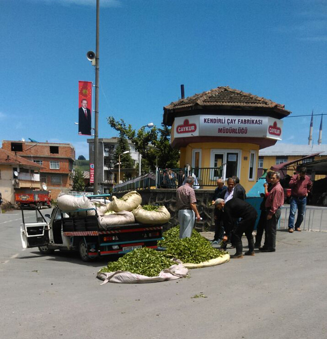 cay-ureticisinden-caykur-fabrikasi-onunde-protesto4.jpg