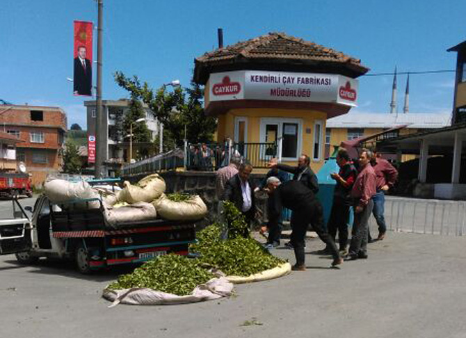 cay-ureticisinden-caykur-fabrikasi-onunde-protesto5.jpg