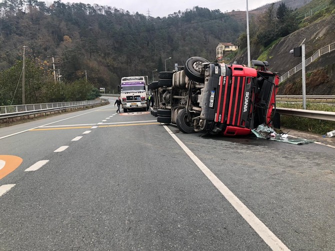cay-yuklu-tir-yola-devrildi-1-yarali-(3).jpg