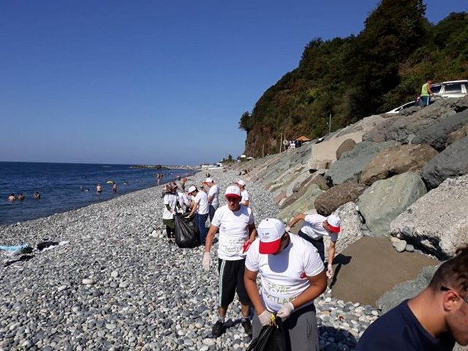cayeli-engelli-bakim-ve-rehabilitasyon-merkezinde-egitim-alan-engelliler-cayeli-sahilindeki-halk-plajinda-cevre-temizligi-yapti-(11).jpg