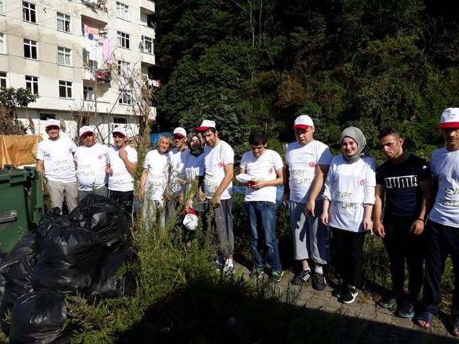 cayeli-engelli-bakim-ve-rehabilitasyon-merkezinde-egitim-alan-engelliler-cayeli-sahilindeki-halk-plajinda-cevre-temizligi-yapti-(12).jpg
