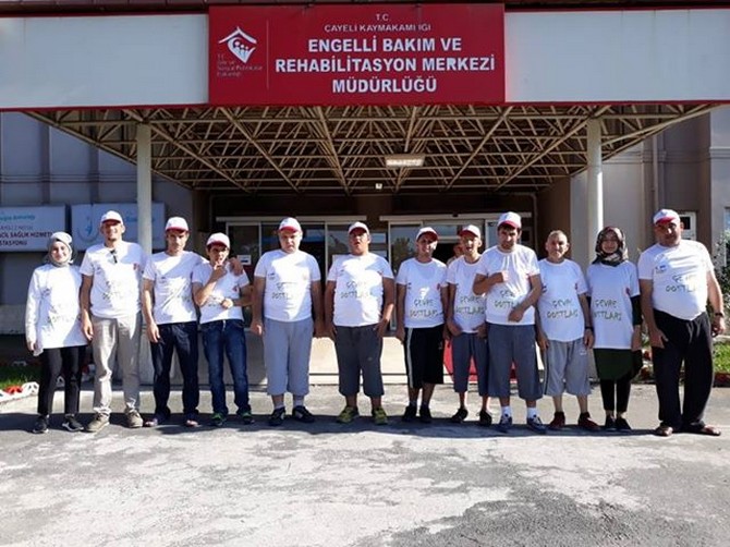 cayeli-engelli-bakim-ve-rehabilitasyon-merkezinde-egitim-alan-engelliler-cayeli-sahilindeki-halk-plajinda-cevre-temizligi-yapti-(3).jpg
