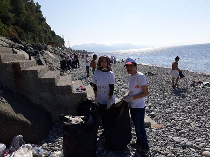 cayeli-engelli-bakim-ve-rehabilitasyon-merkezinde-egitim-alan-engelliler-cayeli-sahilindeki-halk-plajinda-cevre-temizligi-yapti-(5).jpg