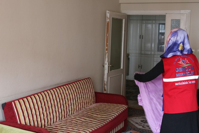 cayeli-genclik-merkezi-yaslilara-kucak-acarak-onlara-sicak-aile-ortami-sagliyor-(9).jpg