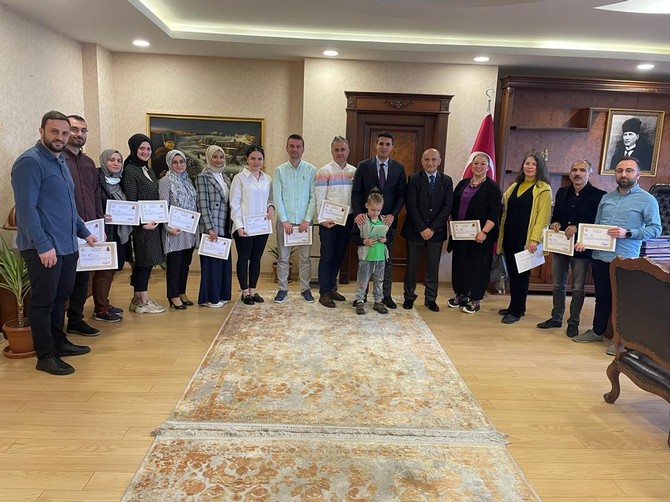 cayeli-kaymakami-muhammet-fatih-demirel-cesitli-alanlarda-gorevlerinde-basarili-calismalar-yapan-ogretmenlere-basari-belgesi-verdi-1.jpg