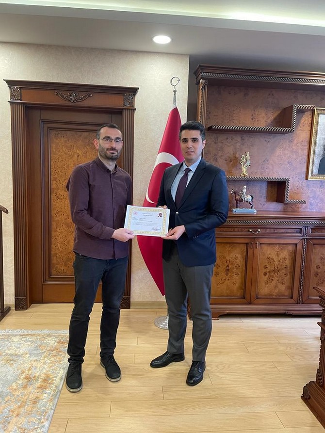cayeli-kaymakami-muhammet-fatih-demirel-cesitli-alanlarda-gorevlerinde-basarili-calismalar-yapan-ogretmenlere-basari-belgesi-verdi-12.jpg