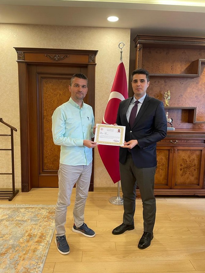 cayeli-kaymakami-muhammet-fatih-demirel-cesitli-alanlarda-gorevlerinde-basarili-calismalar-yapan-ogretmenlere-basari-belgesi-verdi-13.jpg