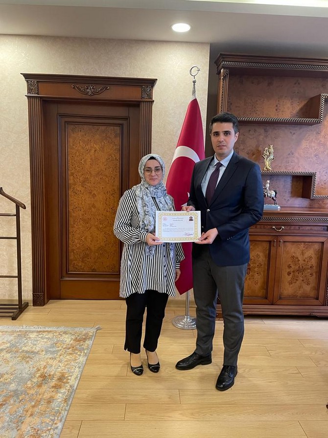 cayeli-kaymakami-muhammet-fatih-demirel-cesitli-alanlarda-gorevlerinde-basarili-calismalar-yapan-ogretmenlere-basari-belgesi-verdi-14.jpg