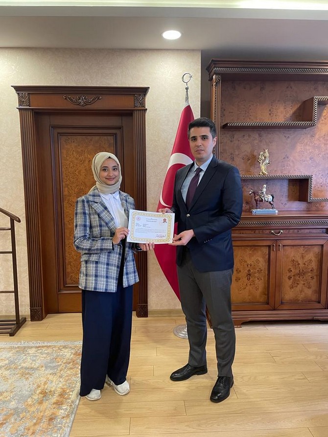 cayeli-kaymakami-muhammet-fatih-demirel-cesitli-alanlarda-gorevlerinde-basarili-calismalar-yapan-ogretmenlere-basari-belgesi-verdi-2.jpg
