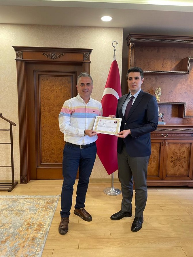 cayeli-kaymakami-muhammet-fatih-demirel-cesitli-alanlarda-gorevlerinde-basarili-calismalar-yapan-ogretmenlere-basari-belgesi-verdi-3.jpg