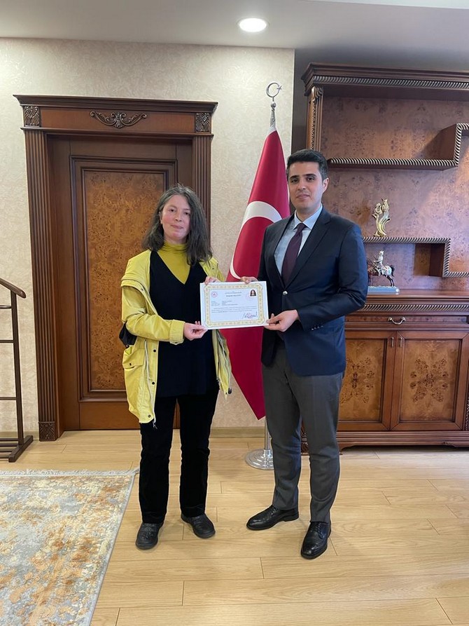 cayeli-kaymakami-muhammet-fatih-demirel-cesitli-alanlarda-gorevlerinde-basarili-calismalar-yapan-ogretmenlere-basari-belgesi-verdi-4.jpg