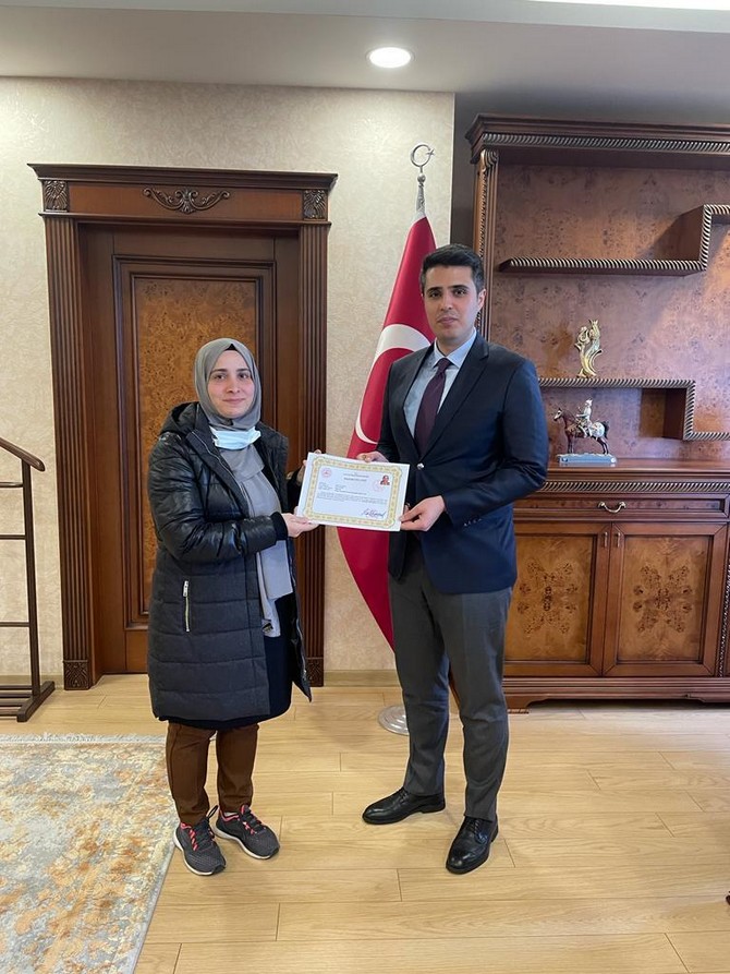 cayeli-kaymakami-muhammet-fatih-demirel-cesitli-alanlarda-gorevlerinde-basarili-calismalar-yapan-ogretmenlere-basari-belgesi-verdi-6.jpg