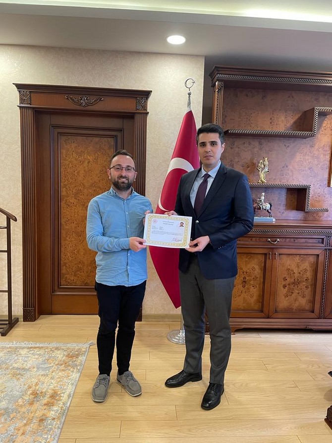 cayeli-kaymakami-muhammet-fatih-demirel-cesitli-alanlarda-gorevlerinde-basarili-calismalar-yapan-ogretmenlere-basari-belgesi-verdi-7.jpg