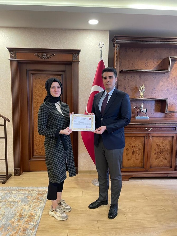 cayeli-kaymakami-muhammet-fatih-demirel-cesitli-alanlarda-gorevlerinde-basarili-calismalar-yapan-ogretmenlere-basari-belgesi-verdi-8.jpg