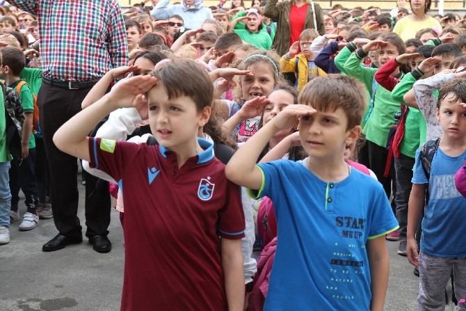 cayelide-tum-okullarda-istiklal-marsii-asker-selami-verilerek-okundu-(4).jpg