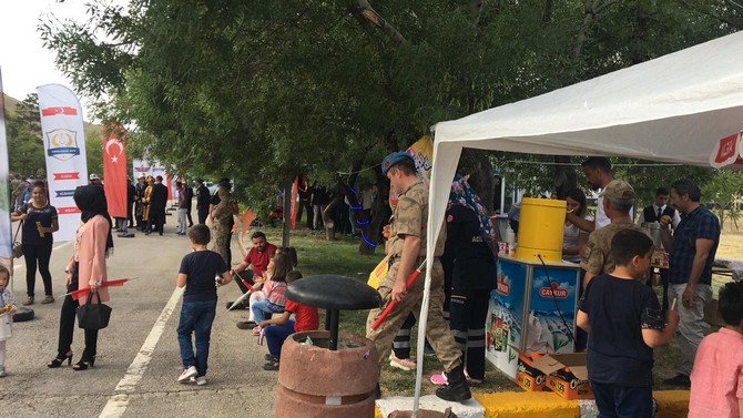 caykur,-jandarma-teskilatinin-kurulusunun-180.-yilinda-erzurum’da-duzenlenen-etkinliklerde-dadaslarin-yureklerini-isitti.--(4).jpg