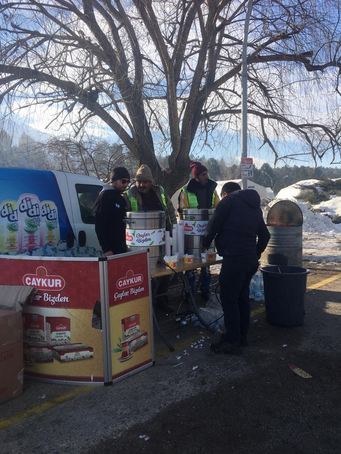 caykur-500-calisaniyla-deprem-bolgesinde-cay-dagitimina-devam-ediyor-1.jpg