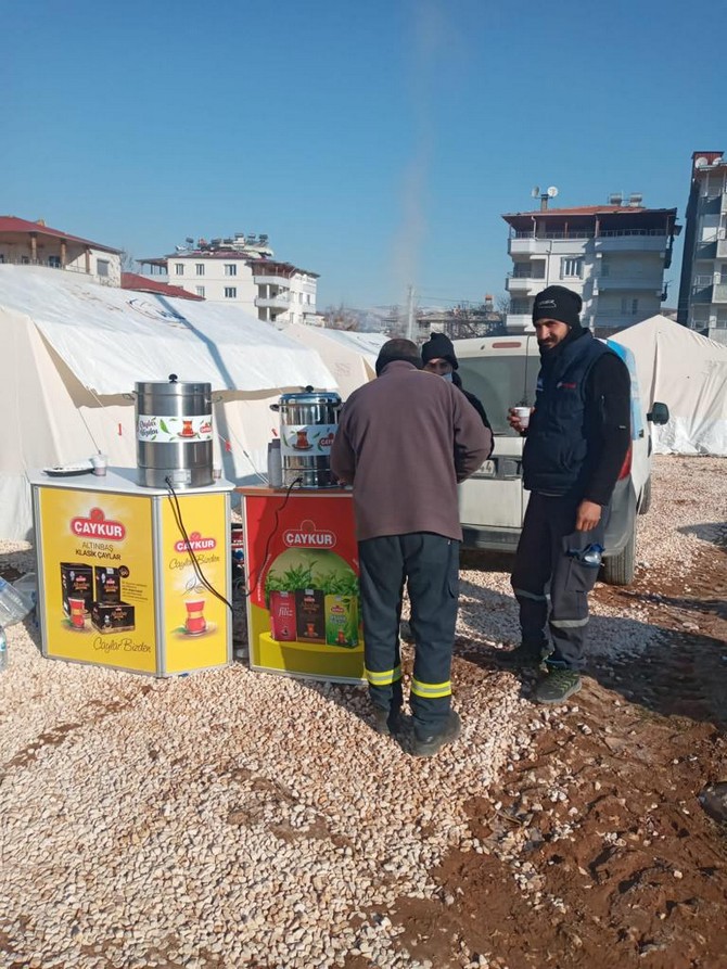 caykur-500-calisaniyla-deprem-bolgesinde-cay-dagitimina-devam-ediyor-12.jpg