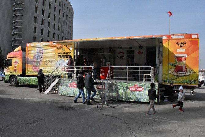caykur-6-subattaki-kahramanmaras-merkezli-depremlerden-etkilenen-illerde-80-noktada-afetzede-ve-gorevlilere-ucretsiz-cay-ikraminda-bulunuyor-1.jpg