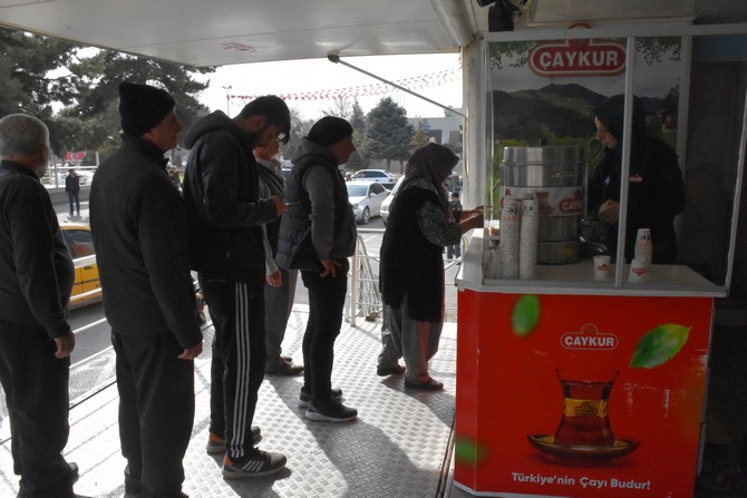 caykur-6-subattaki-kahramanmaras-merkezli-depremlerden-etkilenen-illerde-80-noktada-afetzede-ve-gorevlilere-ucretsiz-cay-ikraminda-bulunuyor-10.jpg