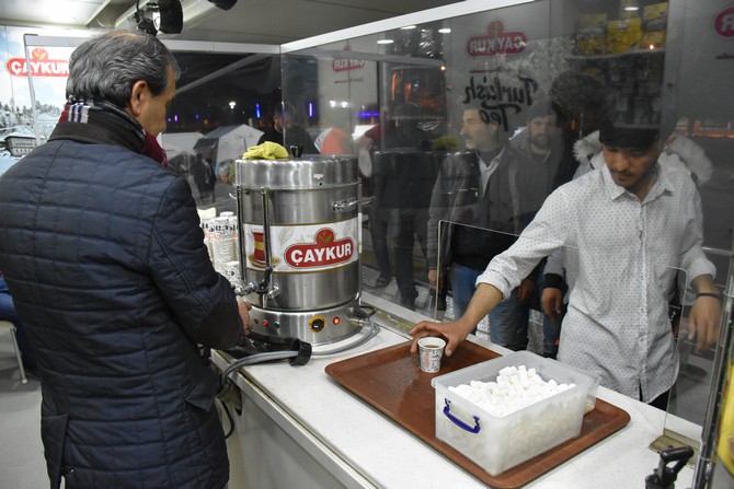 caykur-6-subattaki-kahramanmaras-merkezli-depremlerden-etkilenen-illerde-80-noktada-afetzede-ve-gorevlilere-ucretsiz-cay-ikraminda-bulunuyor-11.jpg