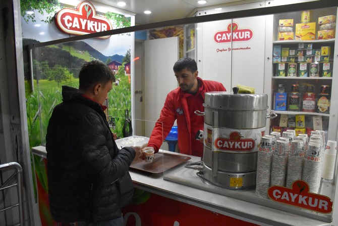caykur-6-subattaki-kahramanmaras-merkezli-depremlerden-etkilenen-illerde-80-noktada-afetzede-ve-gorevlilere-ucretsiz-cay-ikraminda-bulunuyor-13.jpg