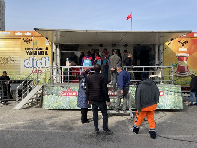 caykur-6-subattaki-kahramanmaras-merkezli-depremlerden-etkilenen-illerde-80-noktada-afetzede-ve-gorevlilere-ucretsiz-cay-ikraminda-bulunuyor-2.jpg