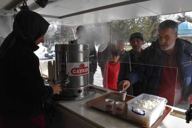 caykur-6-subattaki-kahramanmaras-merkezli-depremlerden-etkilenen-illerde-80-noktada-afetzede-ve-gorevlilere-ucretsiz-cay-ikraminda-bulunuyor-4.jpg