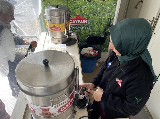 caykur-6-subattaki-kahramanmaras-merkezli-depremlerden-etkilenen-illerde-80-noktada-afetzede-ve-gorevlilere-ucretsiz-cay-ikraminda-bulunuyor-7.jpg