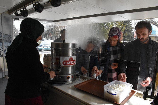caykur-6-subattaki-kahramanmaras-merkezli-depremlerden-etkilenen-illerde-80-noktada-afetzede-ve-gorevlilere-ucretsiz-cay-ikraminda-bulunuyor-9.jpg