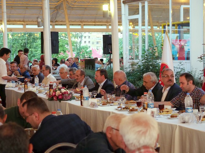 caykur-ailesi-iftarda-bulustu-(10).jpg