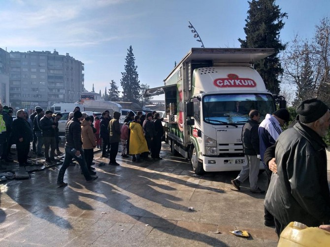 caykur-deprem-bolgelerinde-yurekleri-isitiyor-6.jpg