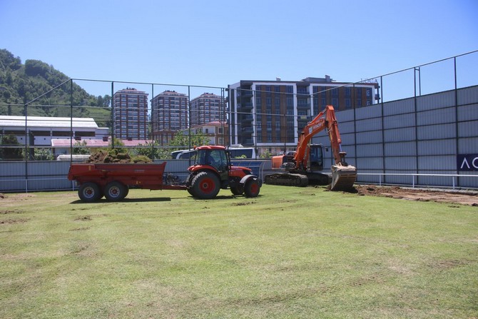 caykur-didi-stadin-da-hibrit-cimi-yenileme-calismalari-baslarken,-mehmet-cengiz-tesislerinde-bulunan-1-nolu-antrenman-sahasi-da-bakima-alinarak-hibrit-cim-uygulamasina-geciliyor-(5).jpg