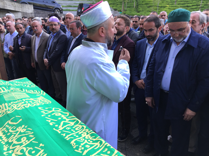 caykur-genel-mudur-vekili-yusuf-ziya-alim-ve-ak-parti-rize-merkez-ilce-baskani-ishak-alim-ile-ekrem-alimin-babasi-mehmet-sezai-alim,-ebediyete-ugurlandi-(12).jpg