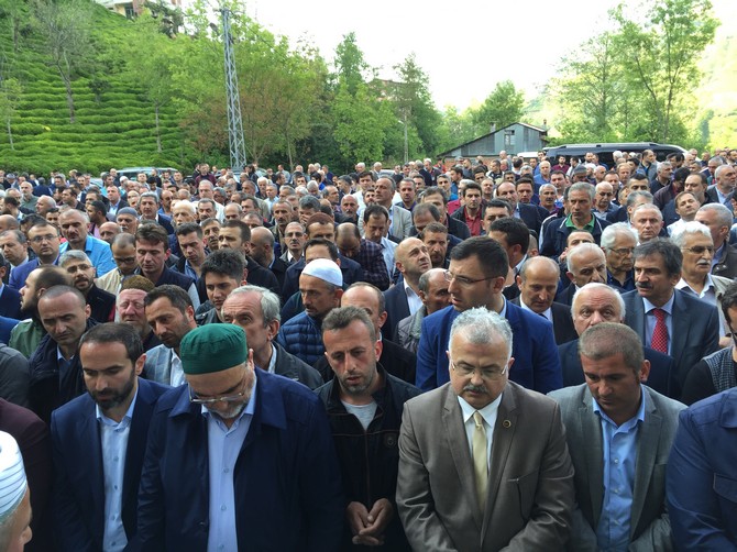 caykur-genel-mudur-vekili-yusuf-ziya-alim-ve-ak-parti-rize-merkez-ilce-baskani-ishak-alim-ile-ekrem-alimin-babasi-mehmet-sezai-alim,-ebediyete-ugurlandi-(14).jpg