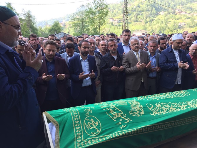 caykur-genel-mudur-vekili-yusuf-ziya-alim-ve-ak-parti-rize-merkez-ilce-baskani-ishak-alim-ile-ekrem-alimin-babasi-mehmet-sezai-alim,-ebediyete-ugurlandi-(15).jpg