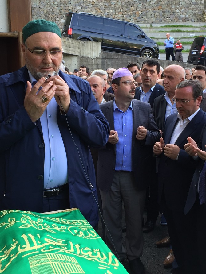 caykur-genel-mudur-vekili-yusuf-ziya-alim-ve-ak-parti-rize-merkez-ilce-baskani-ishak-alim-ile-ekrem-alimin-babasi-mehmet-sezai-alim,-ebediyete-ugurlandi-(16).jpg