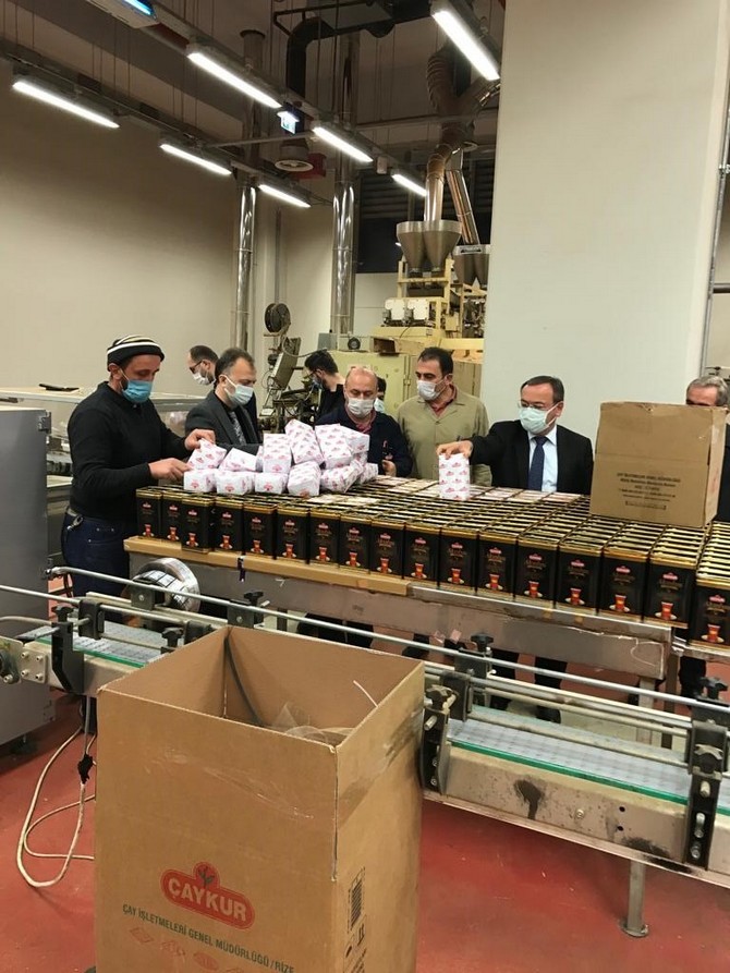 caykur-genel-muduru-yusuf-ziya-alim,-yas-cay-fabrikalarinda-incelemelerde-bulundu-(9).jpg