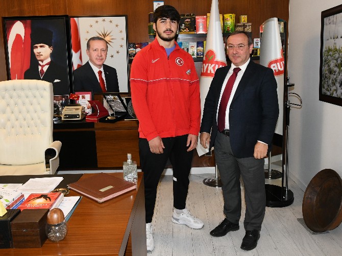 caykur-genel-muduru-yusuf-ziya-alim-avrupa-gures-sampiyonasinda-avrupa-ucuncusu-olan-basarili-sporcusu-mustafa-olgunu-konuk-etti-2.jpg