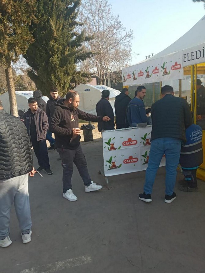caykur-kahramanmaras-merkezli-11-ili-etkileyen-deprem-bolgelerinde-bugune-kadar-5-milyon-kisiye-sicak-cay-ikraminda-bulundu-10.jpg