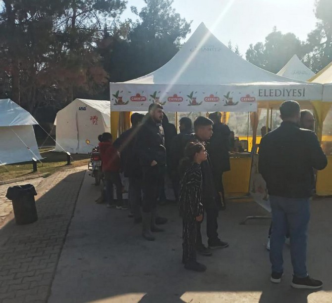 caykur-kahramanmaras-merkezli-11-ili-etkileyen-deprem-bolgelerinde-bugune-kadar-5-milyon-kisiye-sicak-cay-ikraminda-bulundu-11.jpg