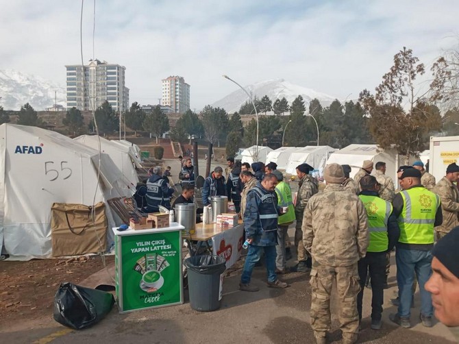caykur-kahramanmaras-merkezli-11-ili-etkileyen-deprem-bolgelerinde-bugune-kadar-5-milyon-kisiye-sicak-cay-ikraminda-bulundu-12.jpg