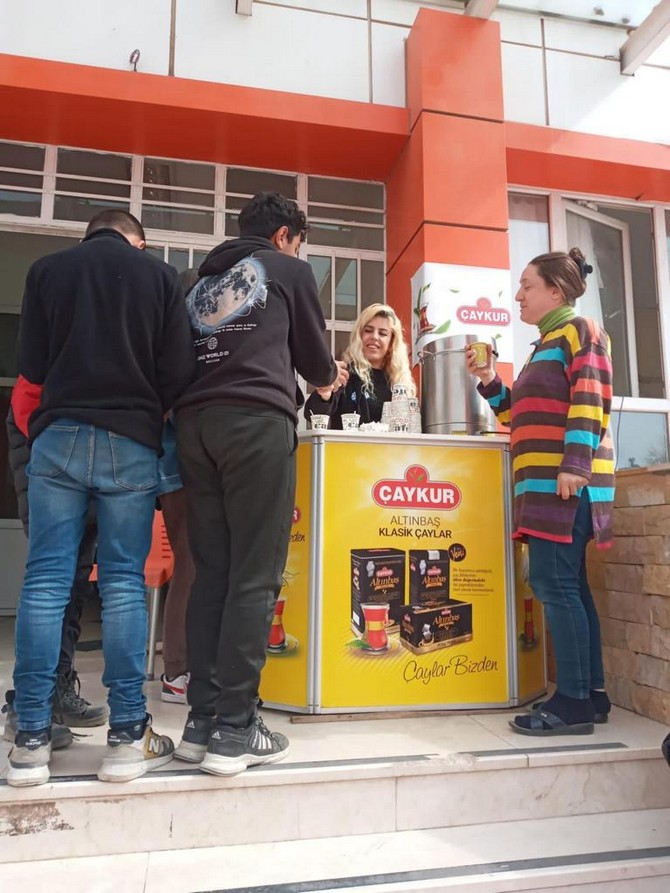 caykur-kahramanmaras-merkezli-11-ili-etkileyen-deprem-bolgelerinde-bugune-kadar-5-milyon-kisiye-sicak-cay-ikraminda-bulundu-13.jpg