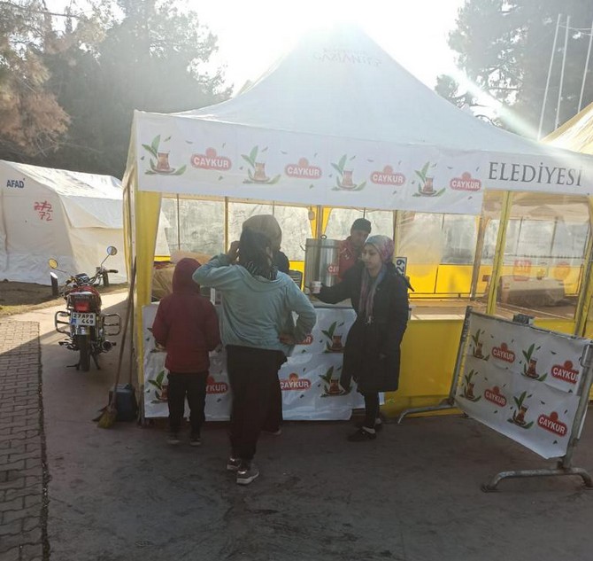 caykur-kahramanmaras-merkezli-11-ili-etkileyen-deprem-bolgelerinde-bugune-kadar-5-milyon-kisiye-sicak-cay-ikraminda-bulundu-16.jpg