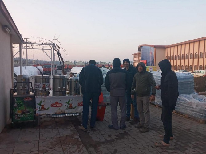 caykur-kahramanmaras-merkezli-11-ili-etkileyen-deprem-bolgelerinde-bugune-kadar-5-milyon-kisiye-sicak-cay-ikraminda-bulundu-18.jpg