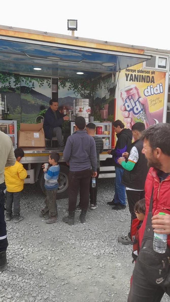 caykur-kahramanmaras-merkezli-11-ili-etkileyen-deprem-bolgelerinde-bugune-kadar-5-milyon-kisiye-sicak-cay-ikraminda-bulundu-3.jpg