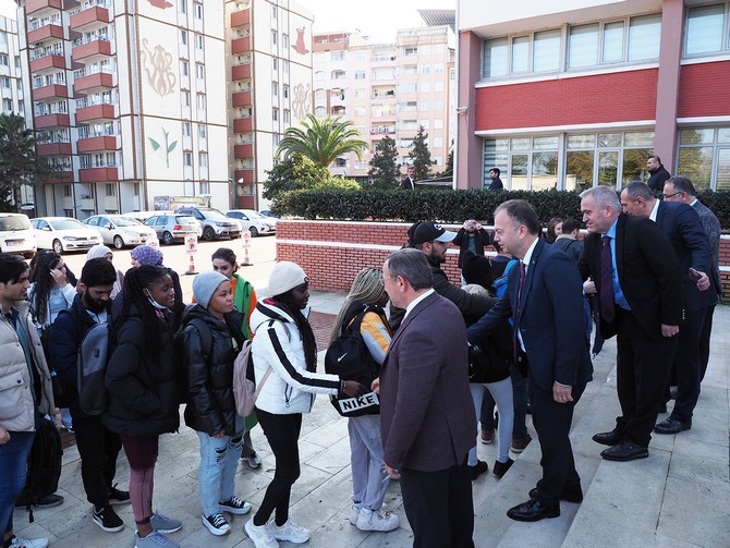 caykur-recep-tayyip-erdogan-universitesinde-okuyan-uluslararasi-ogrencilerinden-olusan-bir-gurubu-agirladi-2.jpg