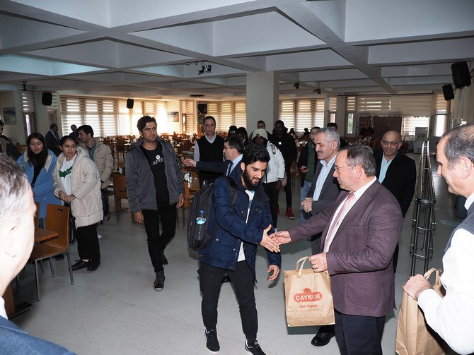 caykur-recep-tayyip-erdogan-universitesinde-okuyan-uluslararasi-ogrencilerinden-olusan-bir-gurubu-agirladi-5.jpg