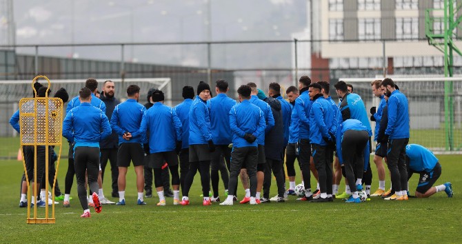 caykur-rizespor,-27-subat-cumartesi-gunu-sahasinda-demir-grup-sivasspor-ile-oynayacagi-karsilasmanin-hazirliklarini-surdurdu-(2).jpg